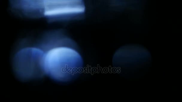 fuite de lumière dans la qualité 4K sur fond sombre avec.Véritable fusée éclairante 