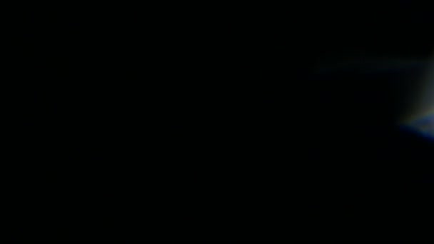 Φως διαρροή στο 4 k ποιότητας σε σκούρο φόντο με. Πραγματική φακού φωτοβολίδα — Αρχείο Βίντεο