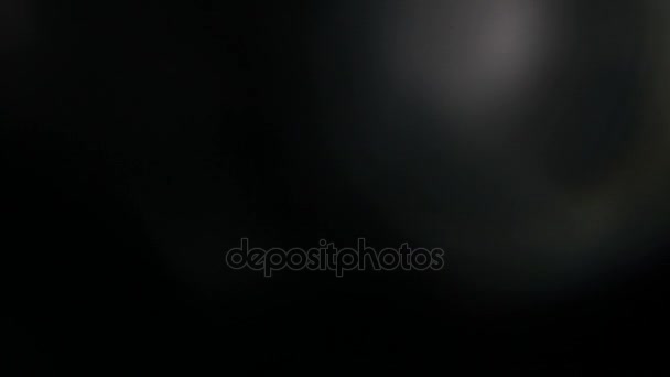 Lichtleck in 4k Qualität auf dunklem Hintergrund mit echtem Linsenschlag — Stockvideo