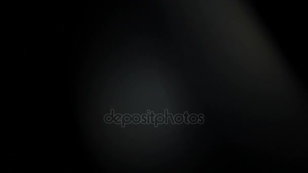 fuite de lumière dans la qualité 4K sur fond sombre avec.Véritable fusée éclairante 