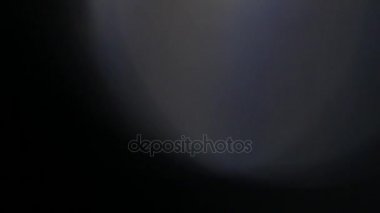 4 k kalitesi ile koyu arka plan üzerinde ışık sızıntısı var. Gerçek mercek parlaması