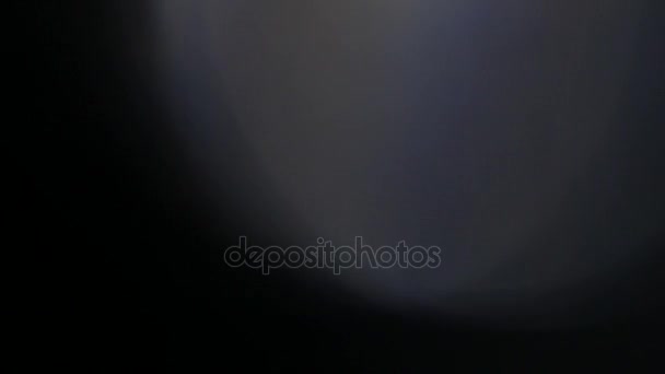 fuite de lumière dans la qualité 4K sur fond sombre avec.Véritable fusée éclairante 