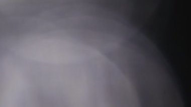 4 k kalitesi ile koyu arka plan üzerinde ışık sızıntısı var. Gerçek mercek parlaması