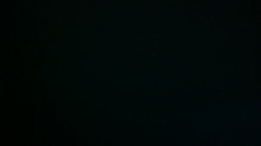 4 k kalitesi ile koyu arka plan üzerinde ışık sızıntısı var. Gerçek mercek parlaması