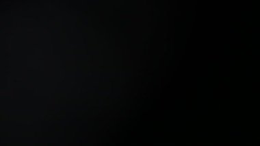 4 k kalitesi ile koyu arka plan üzerinde ışık sızıntısı var. Gerçek mercek parlaması