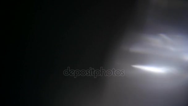 Lichte lekkage in 4 k-kwaliteit op donkere achtergrond met. Echte lens flare — Stockvideo