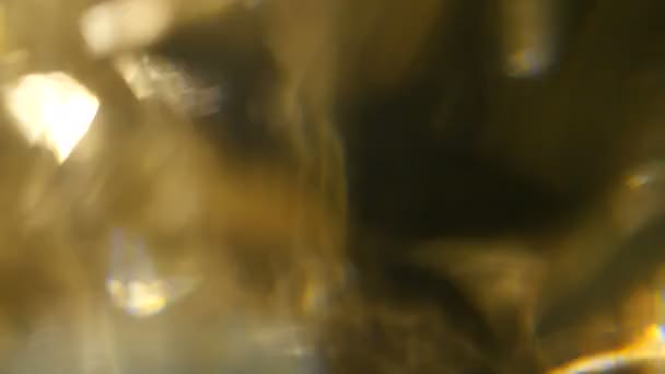 Film Burn Footage.Légères impulsions et lueurs. belle fuite de lumière en Ultra Haute Définition sur fond sombre avec éruption de lentille réelle et fuite de lumière .