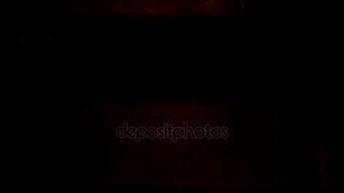 Kaçak ışık el altında. Film yakmak yerleşimi Lifetime.Light bakliyat ve yanıyor. Gerçek mercek parlaması ve hafif sızıntı ile koyu arka plan üzerinde Ultra yüksek çözünürlüklü güzel ışık sızıntısı. 