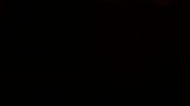 Kaçak ışık el altında. Film yakmak yerleşimi Lifetime.Light bakliyat ve yanıyor. Gerçek mercek parlaması ve hafif sızıntı ile koyu arka plan üzerinde Ultra yüksek çözünürlüklü güzel ışık sızıntısı. 