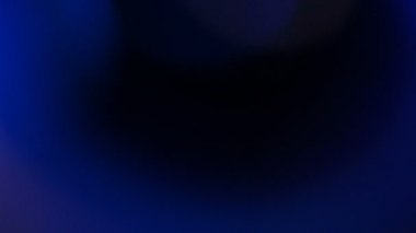 Kaçak ışık el altında. Film yakmak yerleşimi Lifetime.Light bakliyat ve yanıyor. Gerçek mercek parlaması ve hafif sızıntı ile koyu arka plan üzerinde Ultra yüksek çözünürlüklü güzel ışık sızıntısı. 