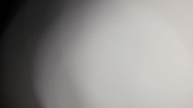 Kaçak ışık el altında. Film yakmak yerleşimi Lifetime.Light bakliyat ve yanıyor. Gerçek mercek parlaması ve hafif sızıntı ile koyu arka plan üzerinde Ultra yüksek çözünürlüklü güzel ışık sızıntısı. 