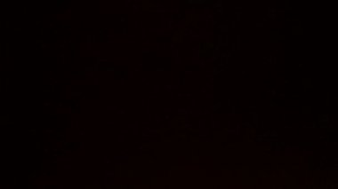 Kaçak ışık el altında. Film yakmak yerleşimi Lifetime.Light bakliyat ve yanıyor. Gerçek mercek parlaması ve hafif sızıntı ile koyu arka plan üzerinde Ultra yüksek çözünürlüklü güzel ışık sızıntısı. 