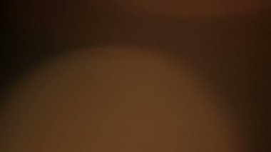 Kaçak ışık el altında. Film yakmak yerleşimi Lifetime.Light bakliyat ve yanıyor. Gerçek mercek parlaması ve hafif sızıntı ile koyu arka plan üzerinde Ultra yüksek çözünürlüklü güzel ışık sızıntısı. 