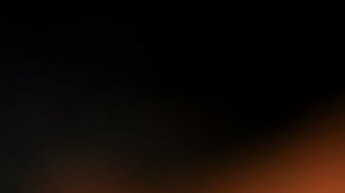 Kaçak ışık el altında. Film yakmak yerleşimi Lifetime.Light bakliyat ve yanıyor. Gerçek mercek parlaması ve hafif sızıntı ile koyu arka plan üzerinde Ultra yüksek çözünürlüklü güzel ışık sızıntısı. 