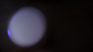 Kaçak ışık el altında. Film yakmak yerleşimi Lifetime.Light bakliyat ve yanıyor. Gerçek mercek parlaması ve hafif sızıntı ile koyu arka plan üzerinde Ultra yüksek çözünürlüklü güzel ışık sızıntısı. 