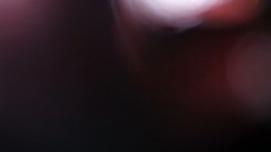 Kaçak ışık el altında. Film yakmak yerleşimi Lifetime.Light bakliyat ve yanıyor. Gerçek mercek parlaması ve hafif sızıntı ile koyu arka plan üzerinde Ultra yüksek çözünürlüklü güzel ışık sızıntısı. 