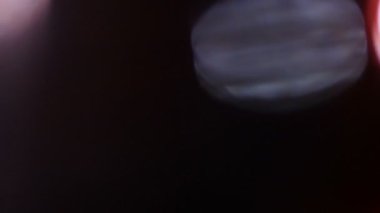 Kaçak ışık el altında. Film yakmak yerleşimi Lifetime.Light bakliyat ve yanıyor. Gerçek mercek parlaması ve hafif sızıntı ile koyu arka plan üzerinde Ultra yüksek çözünürlüklü güzel ışık sızıntısı. 