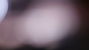 Kaçak ışık el altında. Film yakmak yerleşimi Lifetime.Light bakliyat ve yanıyor. Gerçek mercek parlaması ve hafif sızıntı ile koyu arka plan üzerinde Ultra yüksek çözünürlüklü güzel ışık sızıntısı. 