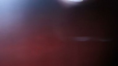 Kaçak ışık el altında. Film yakmak yerleşimi Lifetime.Light bakliyat ve yanıyor. Gerçek mercek parlaması ve hafif sızıntı ile koyu arka plan üzerinde Ultra yüksek çözünürlüklü güzel ışık sızıntısı. 