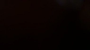 Kaçak ışık el altında. Film yakmak yerleşimi Lifetime.Light bakliyat ve yanıyor. Gerçek mercek parlaması ve hafif sızıntı ile koyu arka plan üzerinde Ultra yüksek çözünürlüklü güzel ışık sızıntısı. 