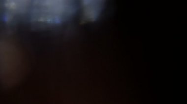 Kaçak ışık el altında. Film yakmak yerleşimi Lifetime.Light bakliyat ve yanıyor. Gerçek mercek parlaması ve hafif sızıntı ile koyu arka plan üzerinde Ultra yüksek çözünürlüklü güzel ışık sızıntısı. 