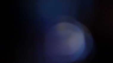 Kaçak ışık el altında. Film yakmak yerleşimi Lifetime.Light bakliyat ve yanıyor. Gerçek mercek parlaması ve hafif sızıntı ile koyu arka plan üzerinde Ultra yüksek çözünürlüklü güzel ışık sızıntısı. 