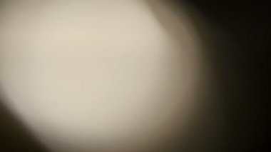 Kaçak ışık el altında. Film yakmak yerleşimi Lifetime.Light bakliyat ve yanıyor. Gerçek mercek parlaması ve hafif sızıntı ile koyu arka plan üzerinde Ultra yüksek çözünürlüklü güzel ışık sızıntısı. 