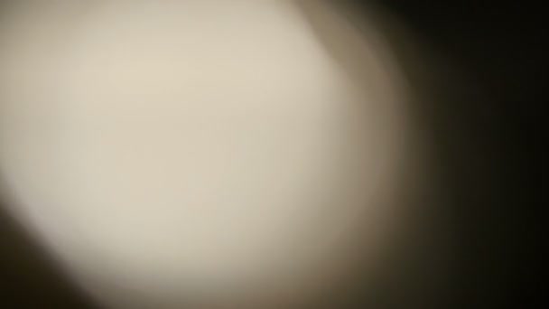 Fuite de lumière à portée de main. Film Burn Overlay Lifetime.Light impulsions et lueurs. belle fuite de lumière en Ultra Haute Définition sur fond sombre avec éruption de lentille réelle et fuite de lumière . 