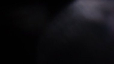 Kaçak ışık el altında. Film yakmak yerleşimi Lifetime.Light bakliyat ve yanıyor. Gerçek mercek parlaması ve hafif sızıntı ile koyu arka plan üzerinde Ultra yüksek çözünürlüklü güzel ışık sızıntısı. 