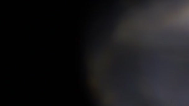 Fuite de lumière à portée de main. Film Burn Overlay Lifetime.Light impulsions et lueurs. belle fuite de lumière en Ultra Haute Définition sur fond sombre avec éruption de lentille réelle et fuite de lumière . 