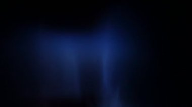 Kaçak ışık el altında. Film yakmak yerleşimi Lifetime.Light bakliyat ve yanıyor. Gerçek mercek parlaması ve hafif sızıntı ile koyu arka plan üzerinde Ultra yüksek çözünürlüklü güzel ışık sızıntısı. 