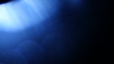 Kaçak ışık el altında. Film yakmak yerleşimi Lifetime.Light bakliyat ve yanıyor. Gerçek mercek parlaması ve hafif sızıntı ile koyu arka plan üzerinde Ultra yüksek çözünürlüklü güzel ışık sızıntısı. 