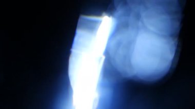 Kaçak ışık el altında. Film yakmak yerleşimi Lifetime.Light bakliyat ve yanıyor. Gerçek mercek parlaması ve hafif sızıntı ile koyu arka plan üzerinde Ultra yüksek çözünürlüklü güzel ışık sızıntısı. 