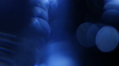 Kaçak ışık el altında. Film yakmak yerleşimi Lifetime.Light bakliyat ve yanıyor. Gerçek mercek parlaması ve hafif sızıntı ile koyu arka plan üzerinde Ultra yüksek çözünürlüklü güzel ışık sızıntısı. 