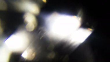 Işık darbeleri ve glows.beautiful hafif sızıntı ile koyu arka plan üzerinde 4 k hd kalitesinde. Gerçek mercek parlaması ve hafif sızıntı. Mükemmel kompozisyon için.