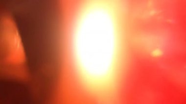 Işık darbeleri ve glows.beautiful hafif sızıntı ile koyu arka plan üzerinde 4 k hd kalitesinde. Gerçek mercek parlaması ve hafif sızıntı. Mükemmel kompozisyon için.