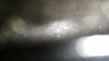 Işık darbeleri ve glows.beautiful hafif sızıntı ile koyu arka plan üzerinde 4 k hd kalitesinde. Gerçek mercek parlaması ve hafif sızıntı. Mükemmel kompozisyon için.