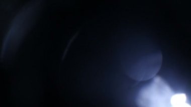 Işık darbeleri ve glows.beautiful hafif sızıntı ile koyu arka plan üzerinde 4 k hd kalitesinde. Gerçek mercek parlaması ve hafif sızıntı. Mükemmel kompozisyon için.