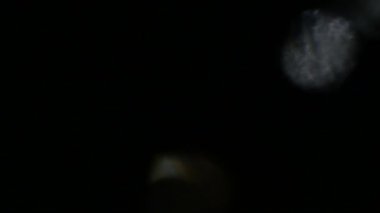 Işık darbeleri ve glows.beautiful hafif sızıntı ile koyu arka plan üzerinde 4 k hd kalitesinde. Gerçek mercek parlaması ve hafif sızıntı. Mükemmel kompozisyon için.