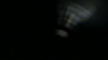 Işık darbeleri ve glows.beautiful hafif sızıntı ile koyu arka plan üzerinde 4 k hd kalitesinde. Gerçek mercek parlaması ve hafif sızıntı. Mükemmel kompozisyon için.