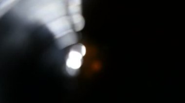 Işık darbeleri ve glows.beautiful hafif sızıntı ile koyu arka plan üzerinde 4 k hd kalitesinde. Gerçek mercek parlaması ve hafif sızıntı. Mükemmel kompozisyon için.