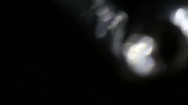 Pulsations lumineuses.Belle fuite de lumière en Ultra Haut sur fond sombre avec éruption de lentille réelle  