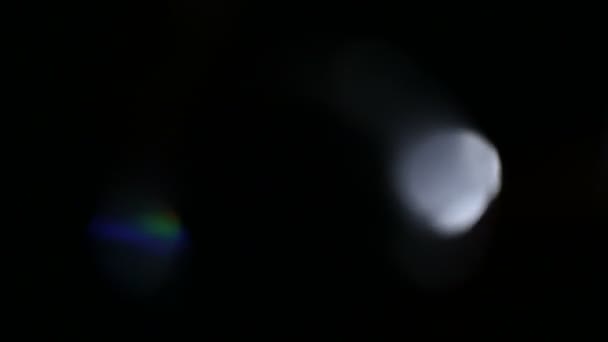 Pulsations lumineuses.Belle fuite de lumière en Ultra Haut sur fond sombre avec éruption de lentille réelle  