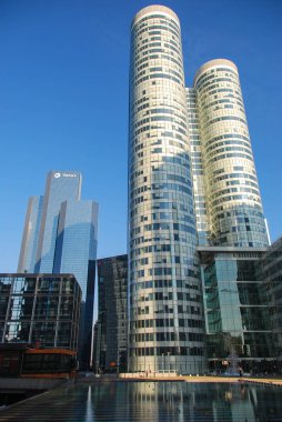 Paris'teki modern silindirik binalar