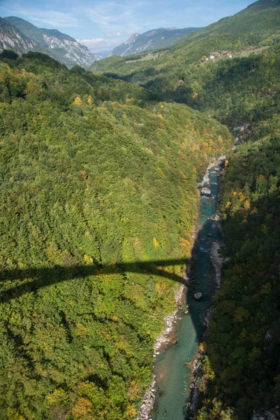 Río que fluye por las montañas —  Fotos de Stock