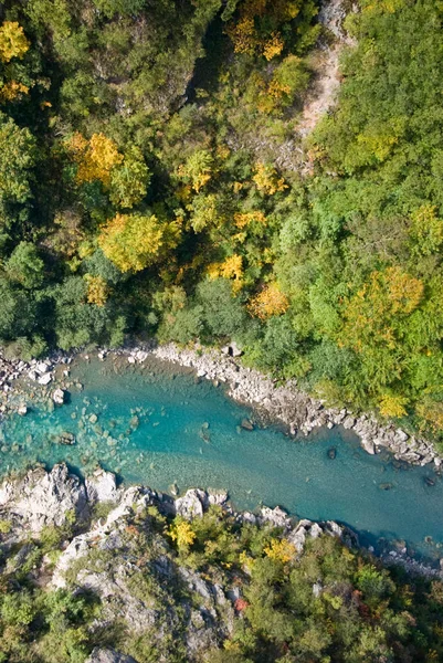 Türkiz hegyi folyó légi — Stock Fotó