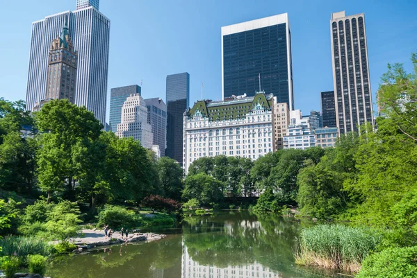 Plaza hotel, New York, göle yansıtan