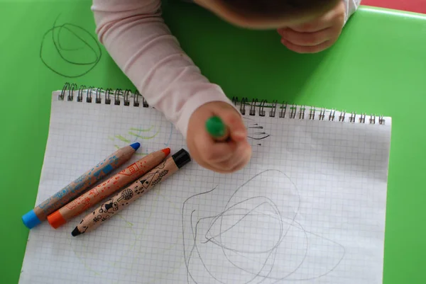 Dziecko, rysowanie kredkami — Zdjęcie stockowe