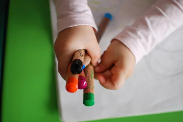 Çocuk holding boya kalemi eller — Stok fotoğraf