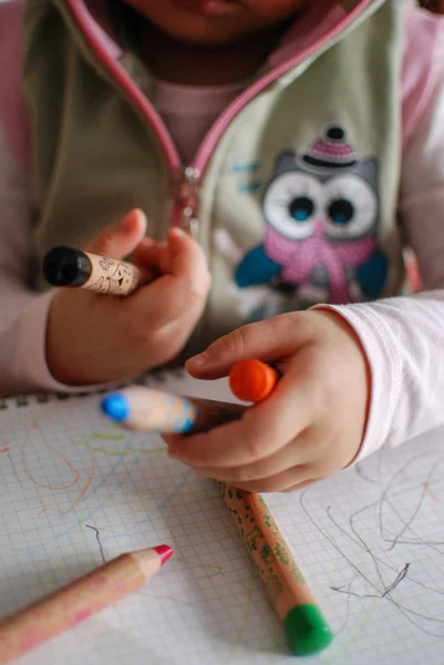 Çocuk holding boya kalemi eller — Stok fotoğraf
